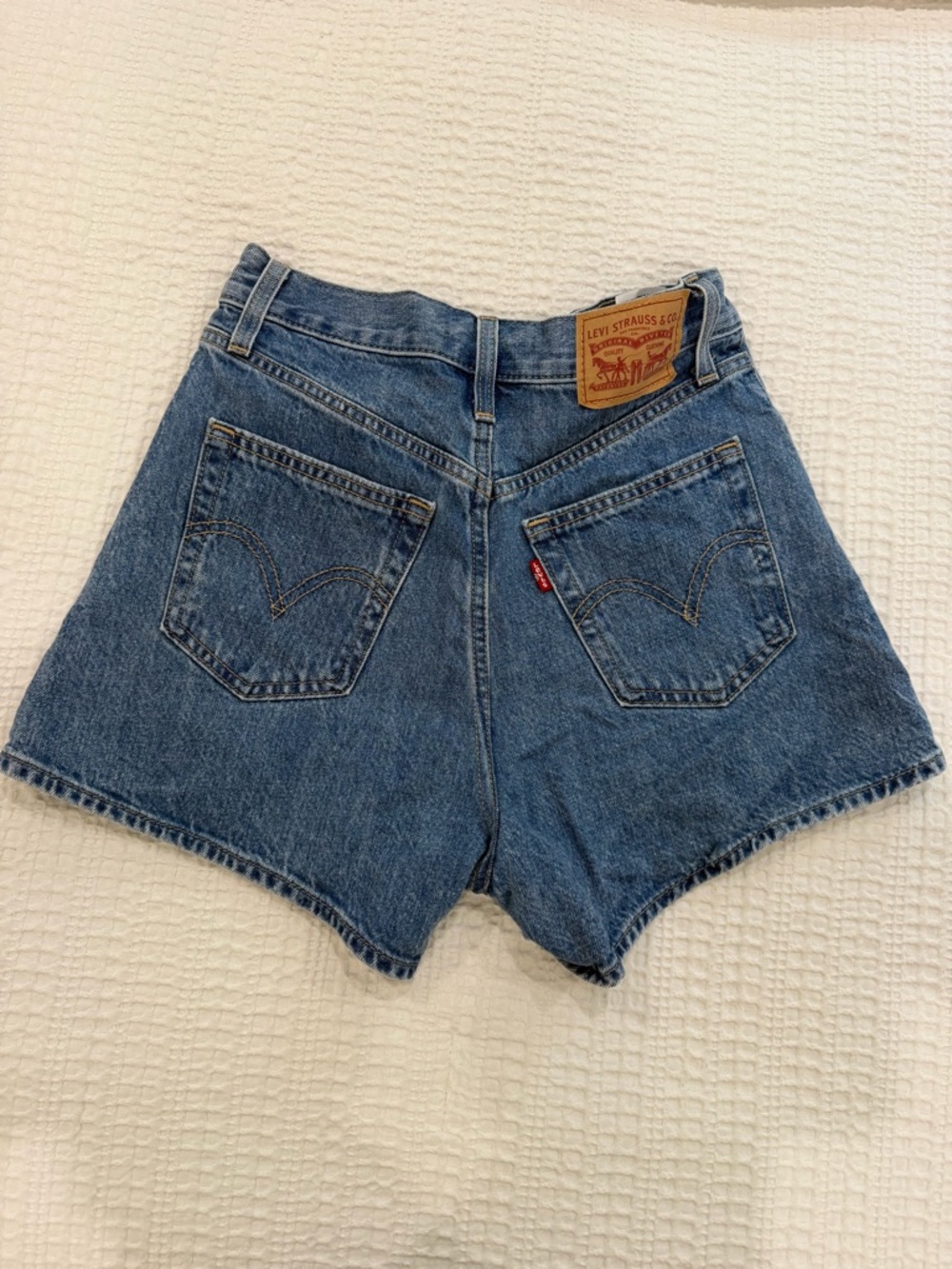 Levi’s high waisted mom shorts medium wash size 24